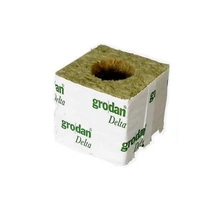 Grodan Delta kostka z wełny mineralnej 7,5x7,5x6,5 cm z otworem 42mm -- karton 384 szt